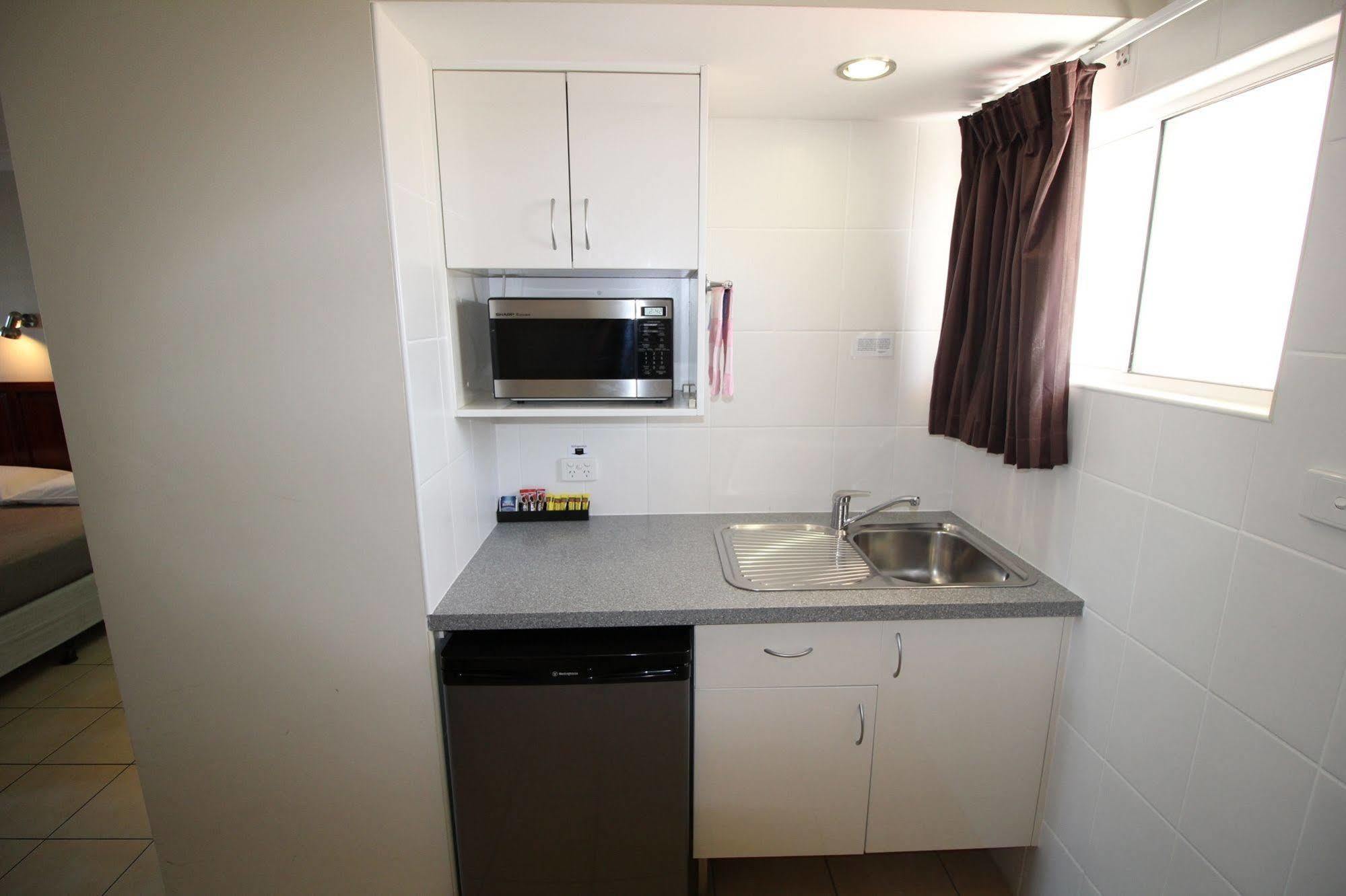 Endeavour Inn Emu Park Екстер'єр фото